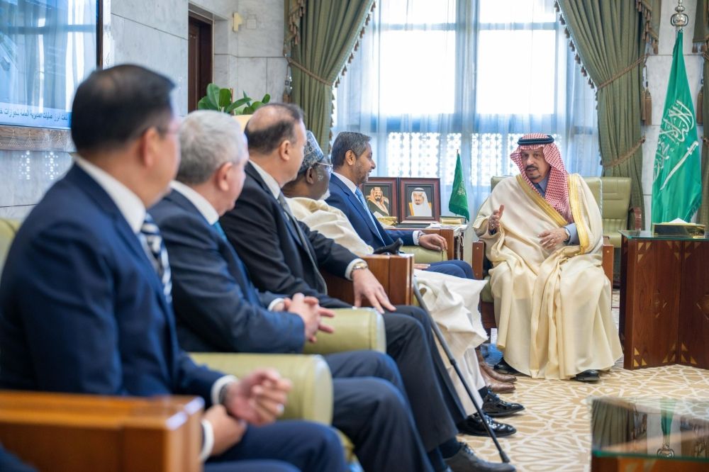 أمير الرياض يستقبل سفير جيبوتي ورؤساء المجموعات الجغرافية