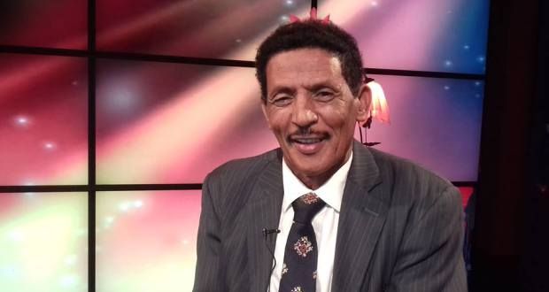 شاهد بالفيديو.. الفنان إسماعيل حسب الدائم يفاجئ طبيبه المصري.. يغني له داخل العيادة ويعرفه بنفسه وبشهرته في السودان