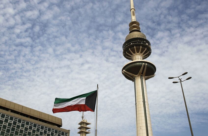 الخليج اليوم .. إعلامي كويتي شهير يرد على أنباء استفادته ماديا من صدام حسين وشاه إيران (فيديو)