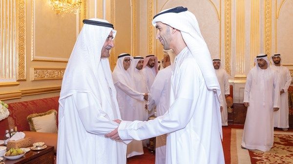 حاكم الفجيرة يستقبل المهنئين بشهر رمضان بحضور ولي العهد