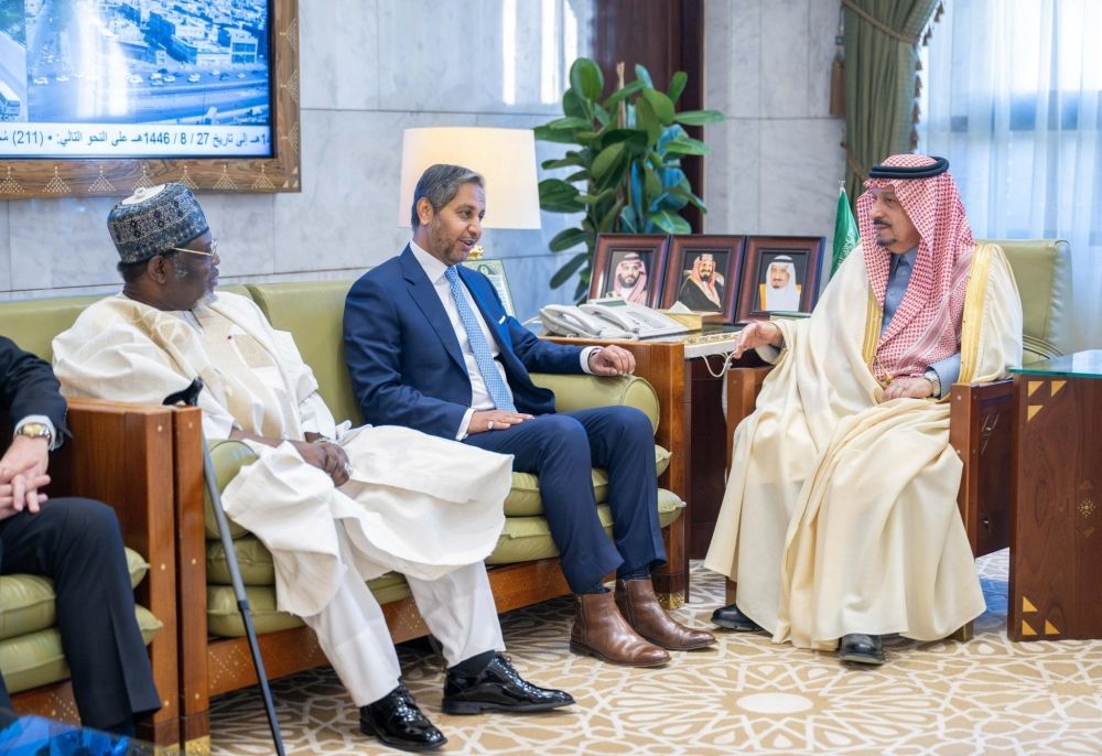 أمير الرياض يستقبل سفير جيبوتي ورؤساء المجموعات الجغرافية