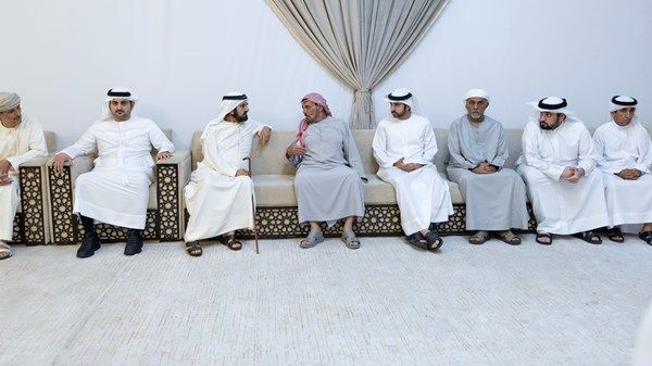 محمد بن راشد يقدم واجب العزاء في وفاة عبدالله بن ضاحي العميمي