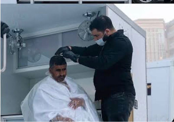 لأول مرة للمعتمرين.. عربات متنقلة للتحلل من النسك داخل الحرم خلال رمضان ..صور