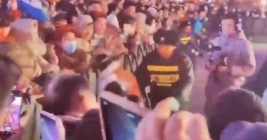 لقطات لروبوت "يخرج عن السيطرة" ويهاجم الجمهور فى مهرجان بالصين