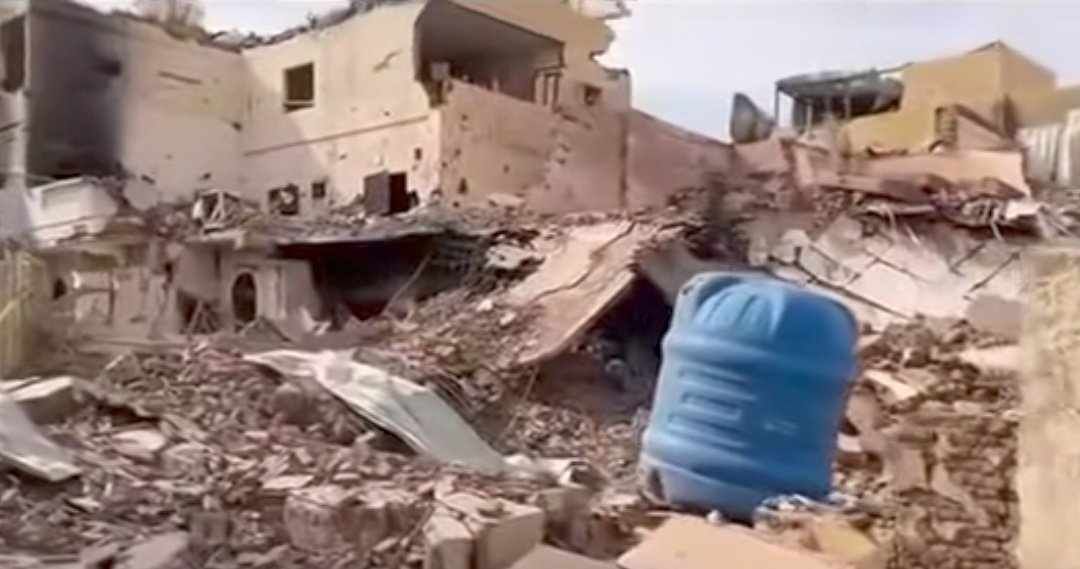 شاهد بالصورة والفيديو.. منزل فنان سوداني شهير يتعرض لدمار كامل والجمهور يواسيه