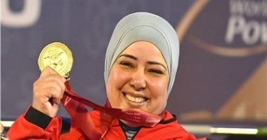 خارج الملعب.. فاطمة عمر تصطحب ابنتها بالتدريبات ولقبت بالأم المثالية