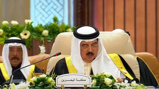 الخليج اليوم .. العاهل البحريني: نشيد بالخطة المصرية المطروحة بشأن غزة