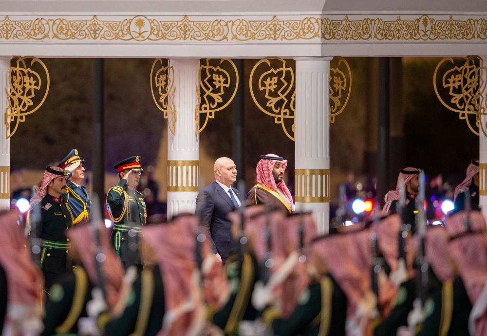 ولي العهد يبحث العلاقات الثنائية مع الرئيس اللبناني