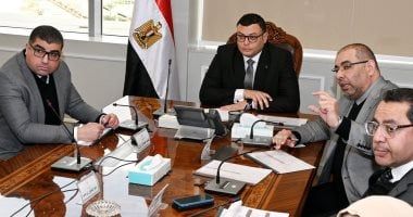 وزير الإسكان يتابع العمل بقطاع الشئون المالية والإدارية بالمجتمعات العمرانية