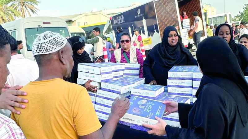 الامارات | «حافلة الخير» توزّع 5000 وجبة إفطار يومياً على العمال