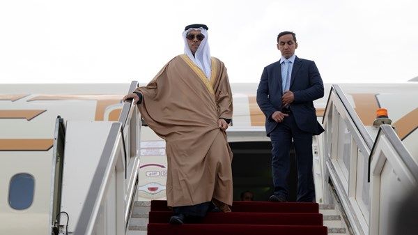 نيابة عن رئيس الدولة.. منصور بن زايد يصل القاهرة للمشاركة في القمة العربية غير العادية