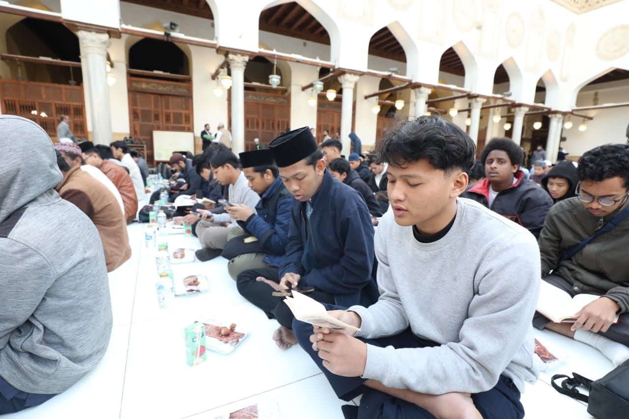 وكيل الأزهر يشارك الوافدين لحظات الإفطار الجماعى ويحثهم على اغتنام رمضان