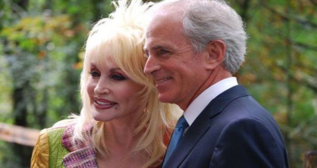 رحيل كارل دين زوج دوللي بارتون بعد 60 عاماً من الزواج