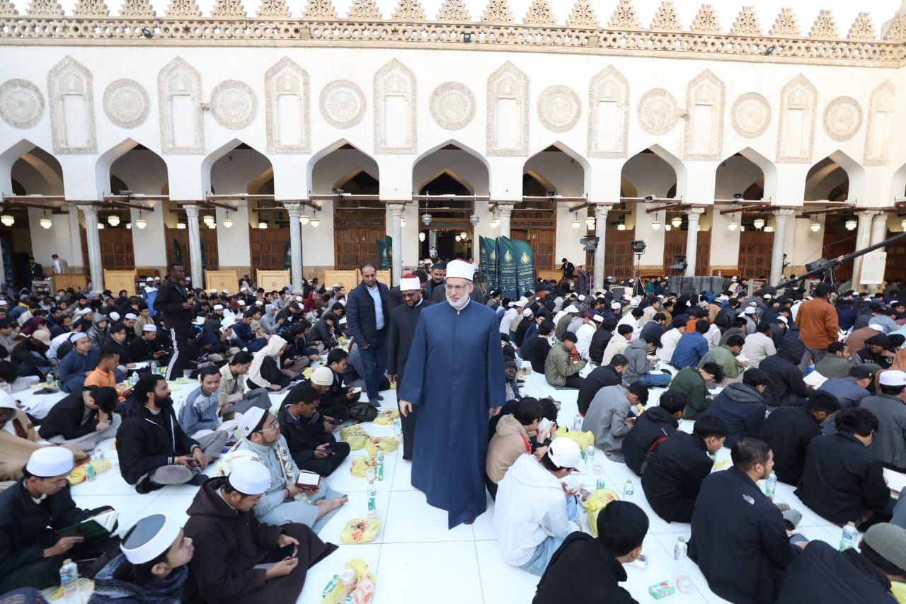 وكيل الأزهر يشارك الوافدين لحظات الإفطار الجماعى ويحثهم على اغتنام رمضان