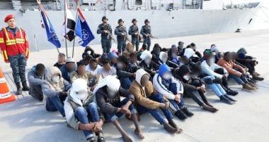 القوات البحرية تشارك فى إنقاذ مركب هجرة غير شرعية بعد تعرضه للغرق