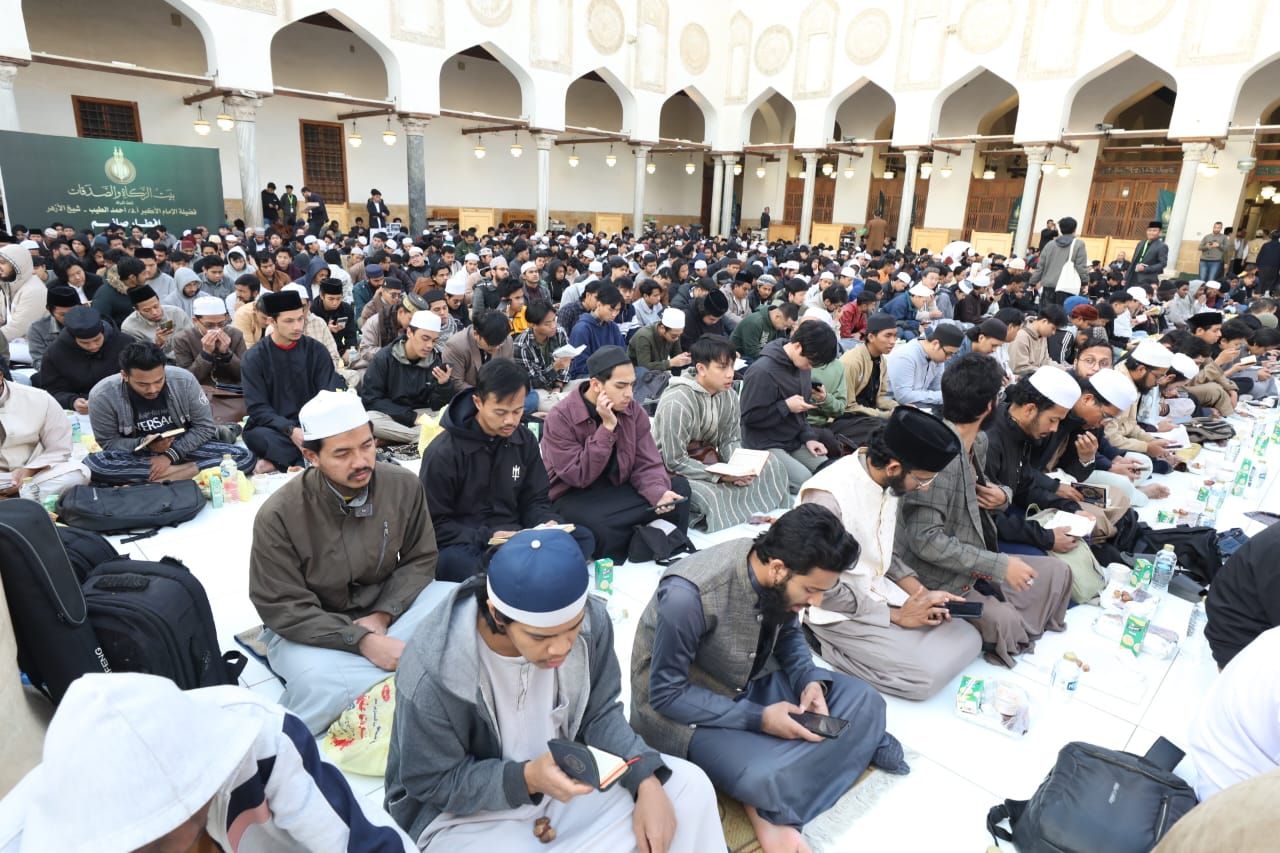 وكيل الأزهر يشارك الوافدين لحظات الإفطار الجماعى ويحثهم على اغتنام رمضان