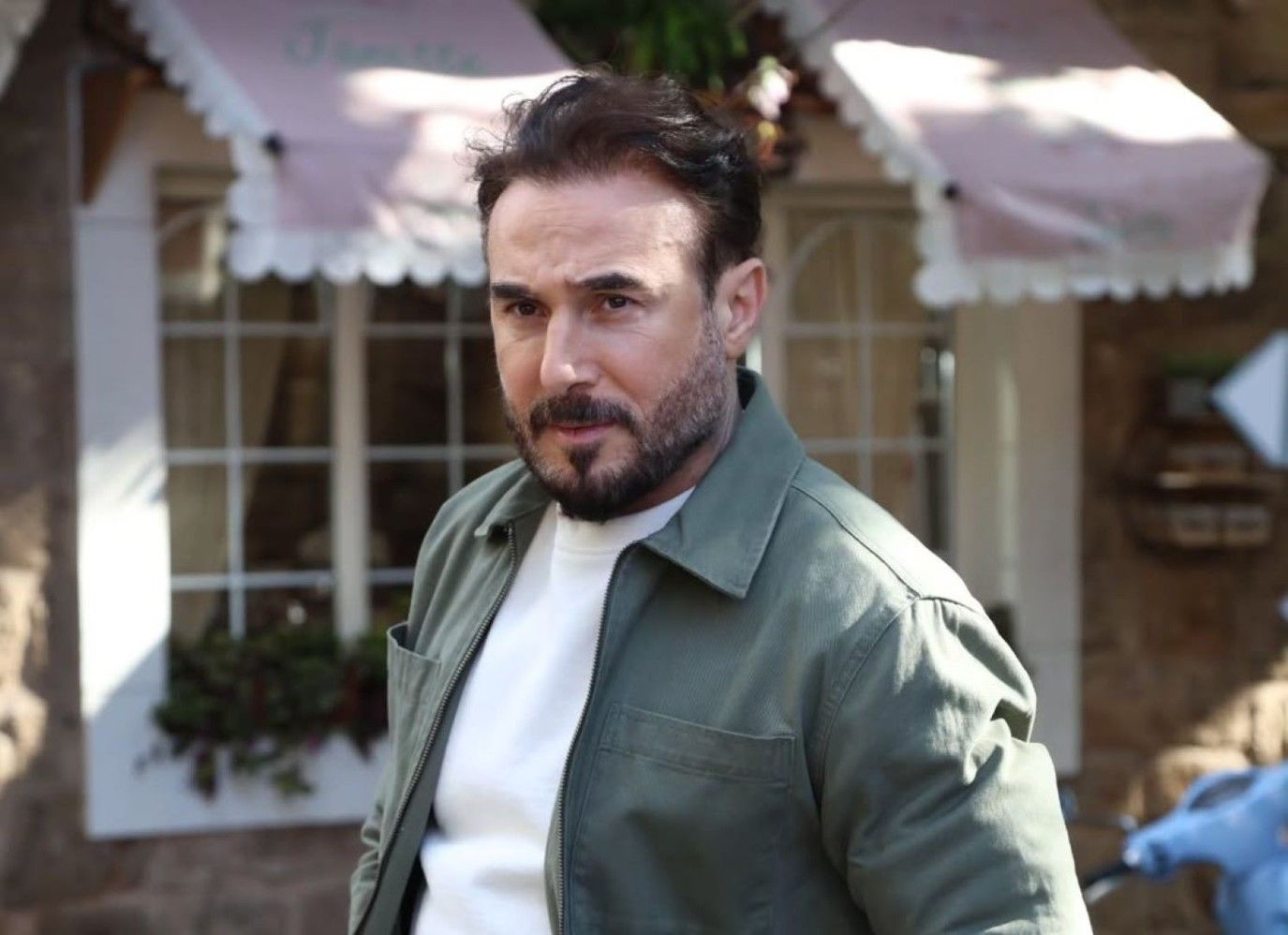 باسم مغنية يشيد بفريق عمل مسلسل بالدم: ناس ناجحين 