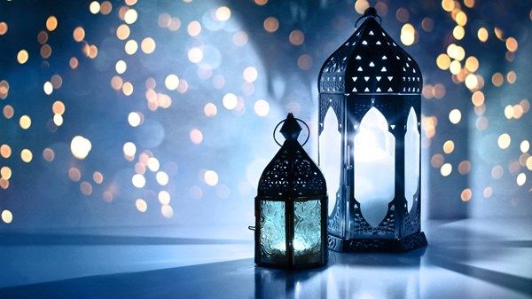 فتوى: هل تجوز القراءة من المصحف أو الهاتف في صلاة التراويح؟