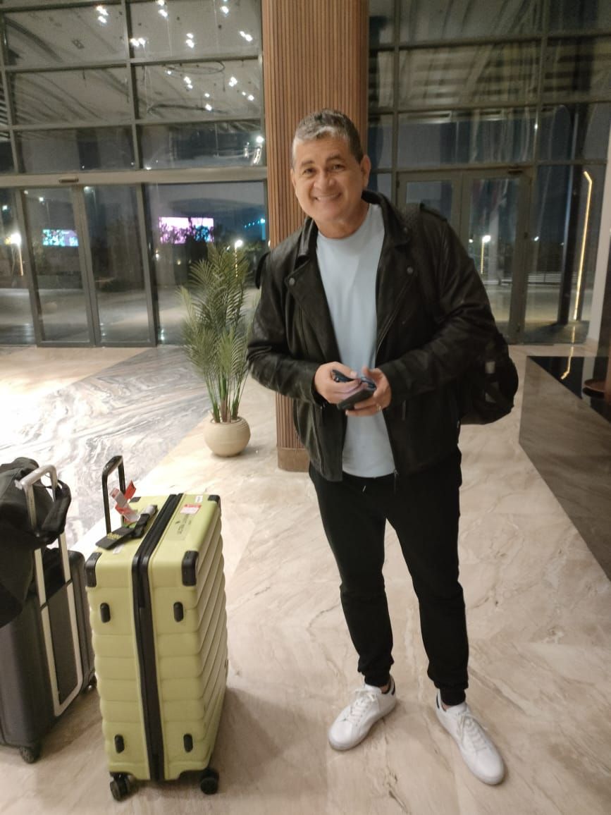 أوسكار رويز يصل القاهرة لتولى رئاسة لجنة الحكام .. صور