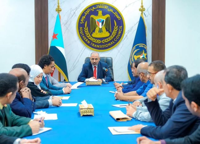 الزُبيدي يرأس اجتماعا استثنائيا لرؤساء الهيئات التنفيذية بالمحافظات وعدد من دوائر الأمانة العامة