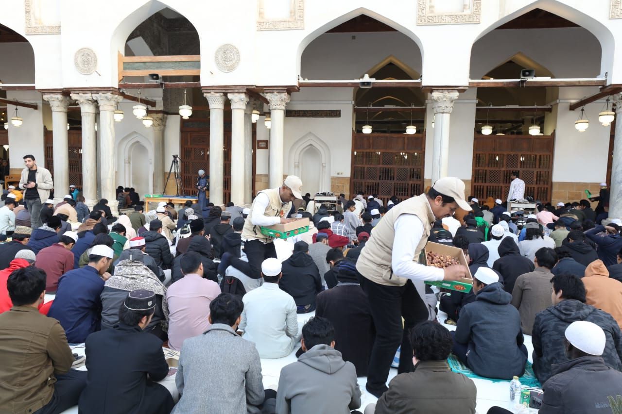 وكيل الأزهر يشارك الوافدين لحظات الإفطار الجماعى ويحثهم على اغتنام رمضان
