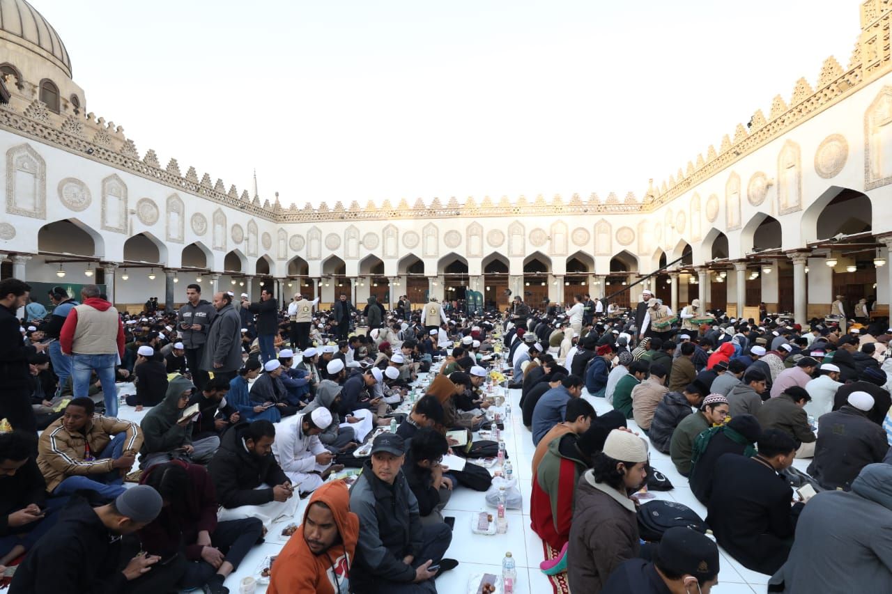 وكيل الأزهر يشارك الوافدين لحظات الإفطار الجماعى ويحثهم على اغتنام رمضان