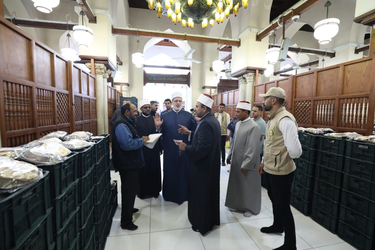 وكيل الأزهر يشارك الوافدين لحظات الإفطار الجماعى ويحثهم على اغتنام رمضان