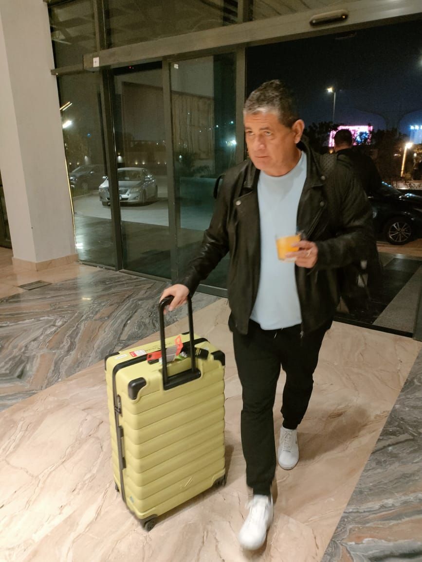 أوسكار رويز يصل القاهرة لتولى رئاسة لجنة الحكام .. صور