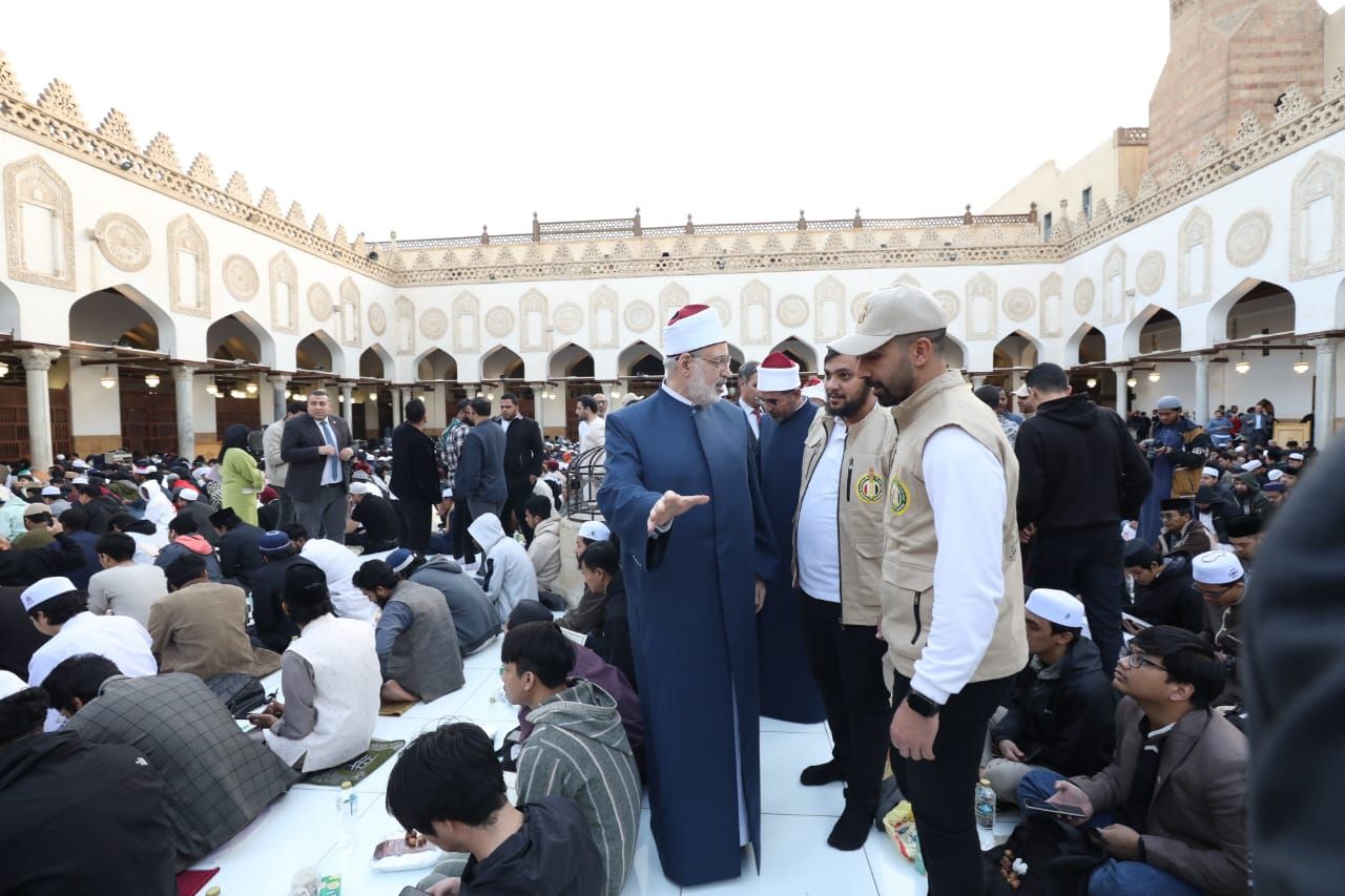 وكيل الأزهر يشارك الوافدين لحظات الإفطار الجماعى ويحثهم على اغتنام رمضان