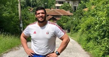 الكابتن فى المطبخ.. عبداللطيف منيع يقدم طريقة عمل مكرونة بالبشاميل ولحم فى الفرن