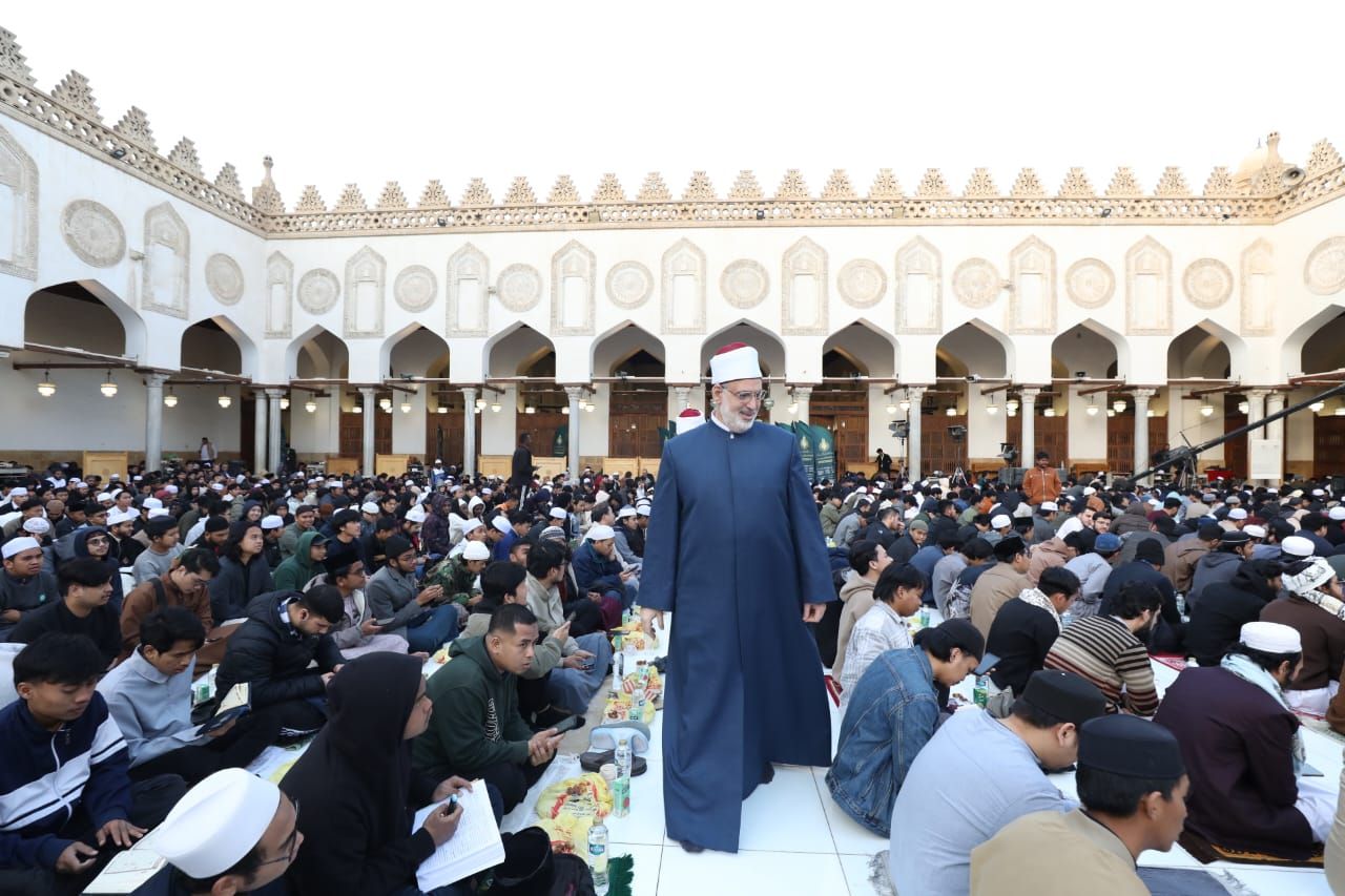 وكيل الأزهر يشارك الوافدين لحظات الإفطار الجماعى ويحثهم على اغتنام رمضان