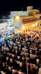 شاهد بالصورة والفيديو.. في مشهد خطف القلوب وأعاد للمتابعين أيام “السيدة سنهوري”.. المئات من السودانيين بمدينة بورتسودان يتسابقون ويسجلون رقم قياسي خلال أداء صلاة التراويح مع الشيخ الزين محمد أحمد