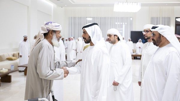 خليفة بن طحنون بن محمد يُقدِّم واجب العزاء في وفاة عبدالله أحمد الحميري