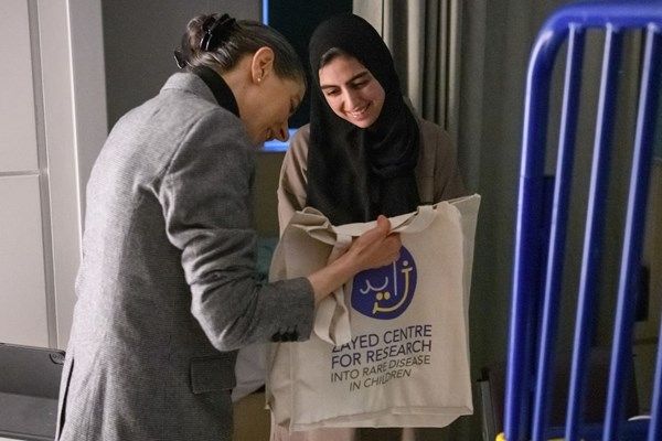 وفد إماراتي ينقل بهجة الأجواء الرمضانية إلى مستشفى «جريت أورموند ستريت» في لندن