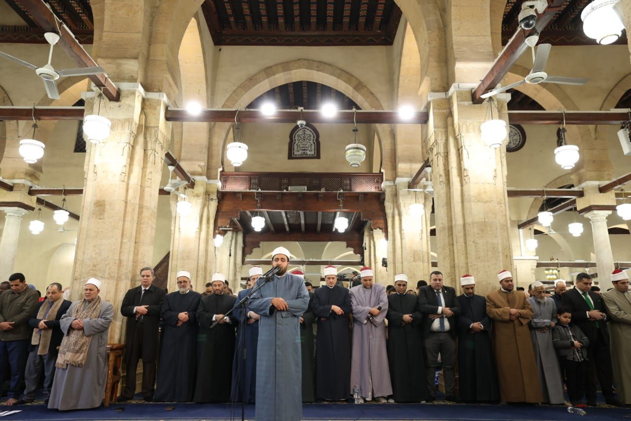 الجامع الأزهر يقيم التراويح بحضور آلاف المصلين فى الليلة السادسة من رمضان