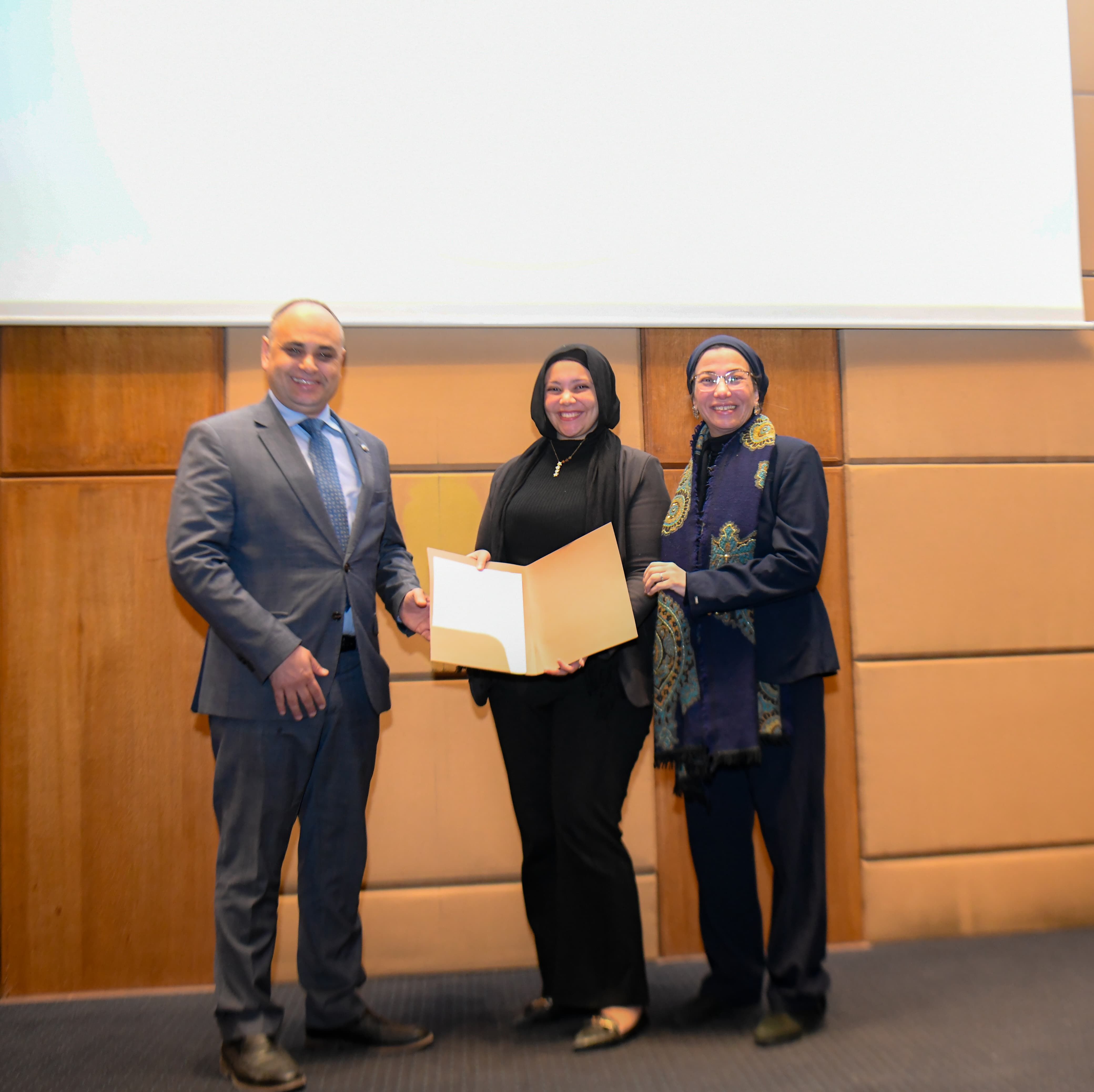 وزيرة البيئة تسلّم عقود تعيين المراقبين والباحثين البيئيين الجدد