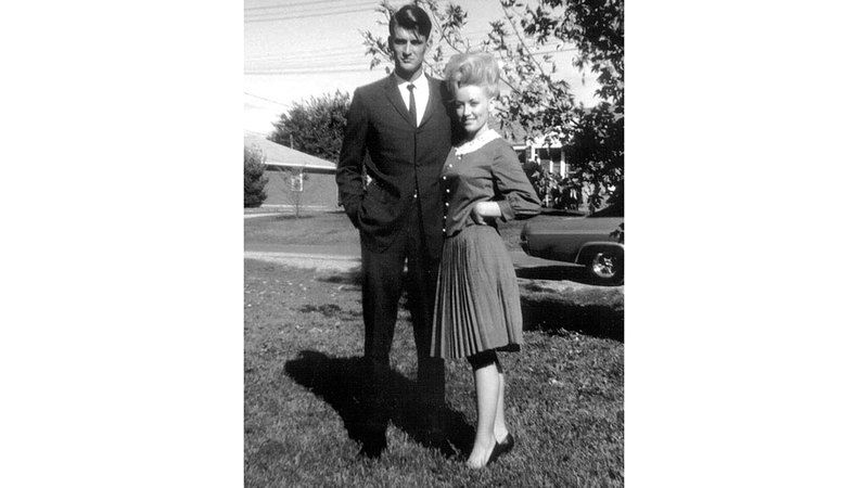 الامارات | 60 عاماً من الحب.. «ملكة موسيقى الكانتري» تنعى زوجها