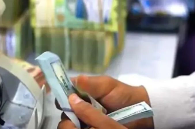 صدمة كبرى...الكشف عن مصير البنوك في مناطق سيطرة الحوثيين بعد تصنيف المليشيات منظمة إرهابية "شاهد"