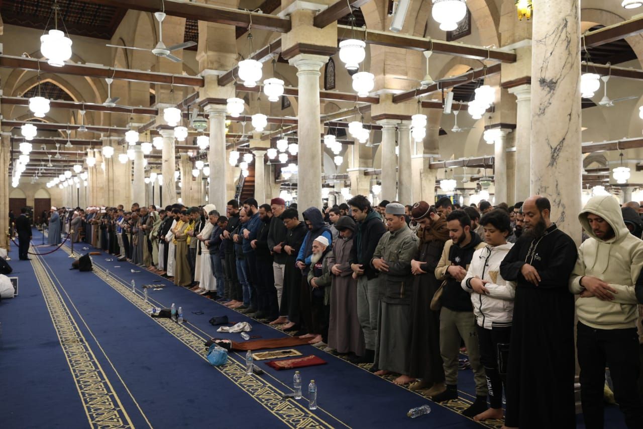 الجامع الأزهر يقيم التراويح بحضور آلاف المصلين فى الليلة السادسة من رمضان