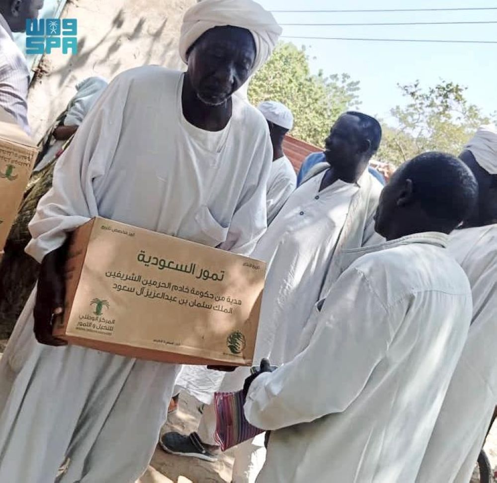 مركز الملك سلمان يوزع 20 طنًا من التمور في السودان