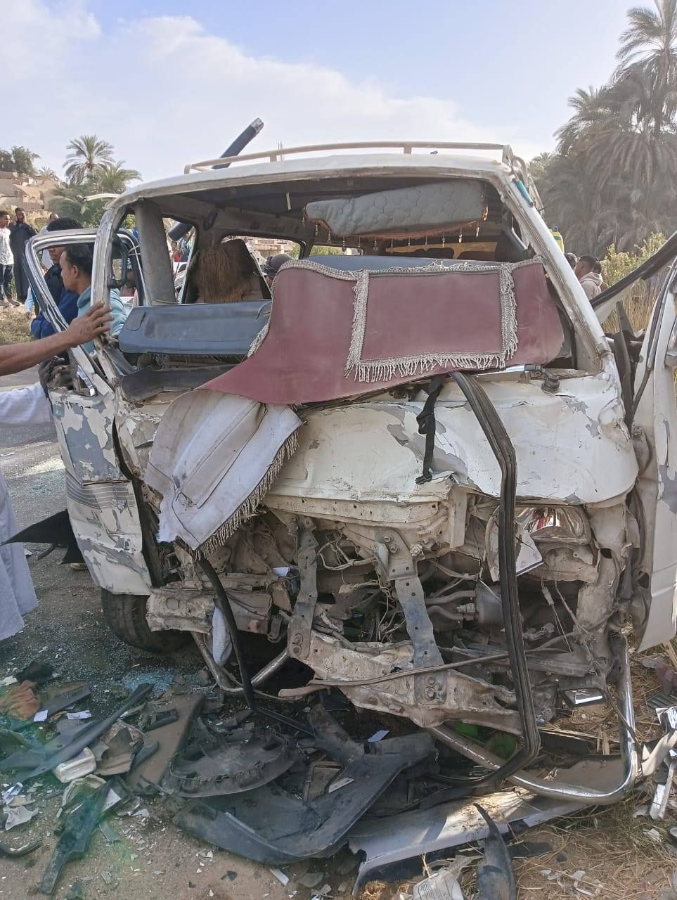 إصابة 22 شخصا فى حادث تصادم سيارتين على الطريق الزراعى بأسوان.. صور