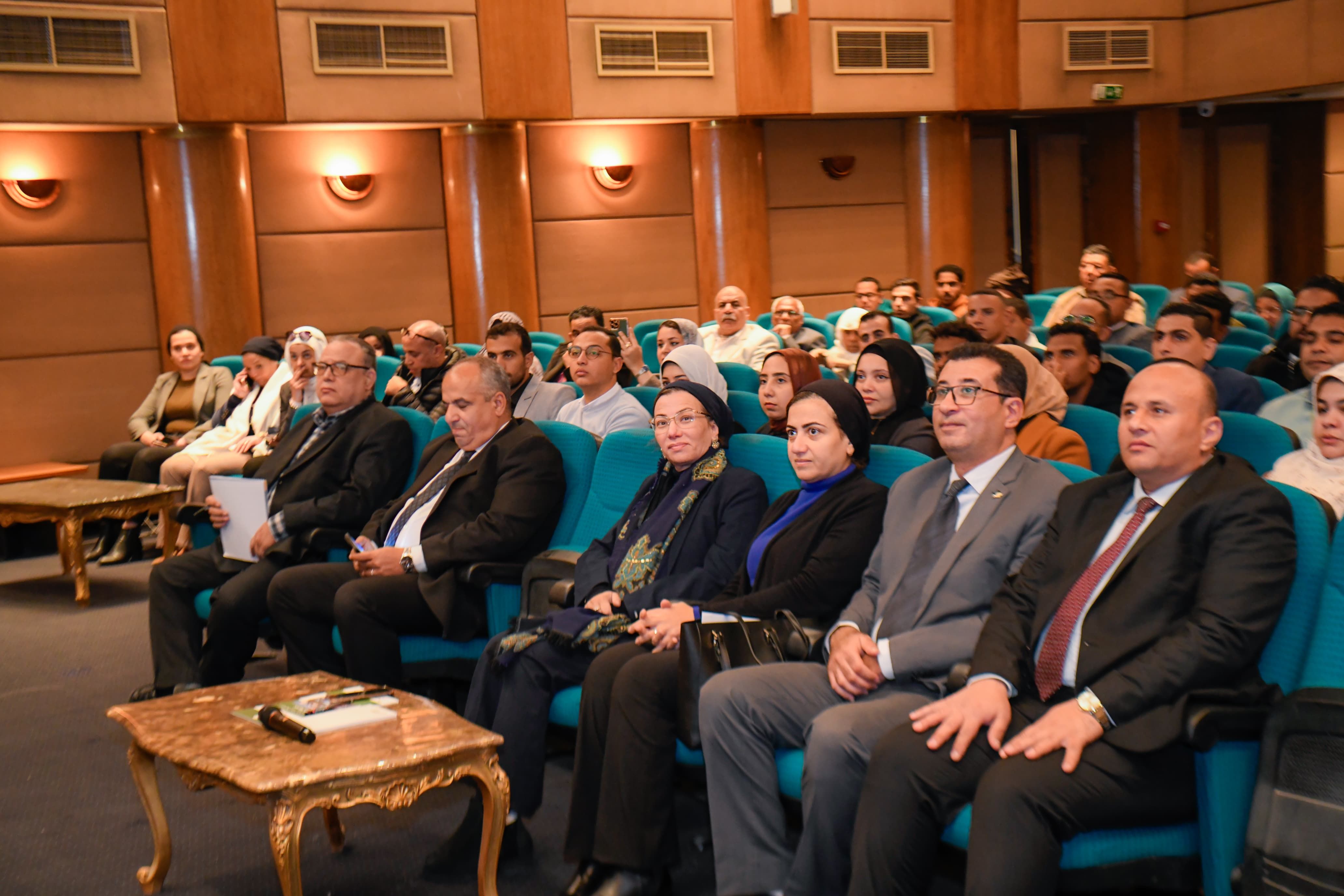 وزيرة البيئة تسلّم عقود تعيين المراقبين والباحثين البيئيين الجدد