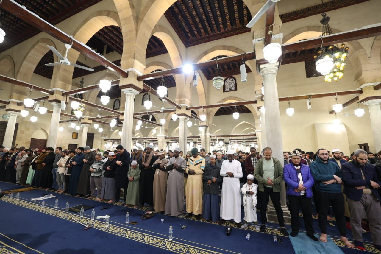 الجامع الأزهر يقيم التراويح بحضور آلاف المصلين فى الليلة السادسة من رمضان