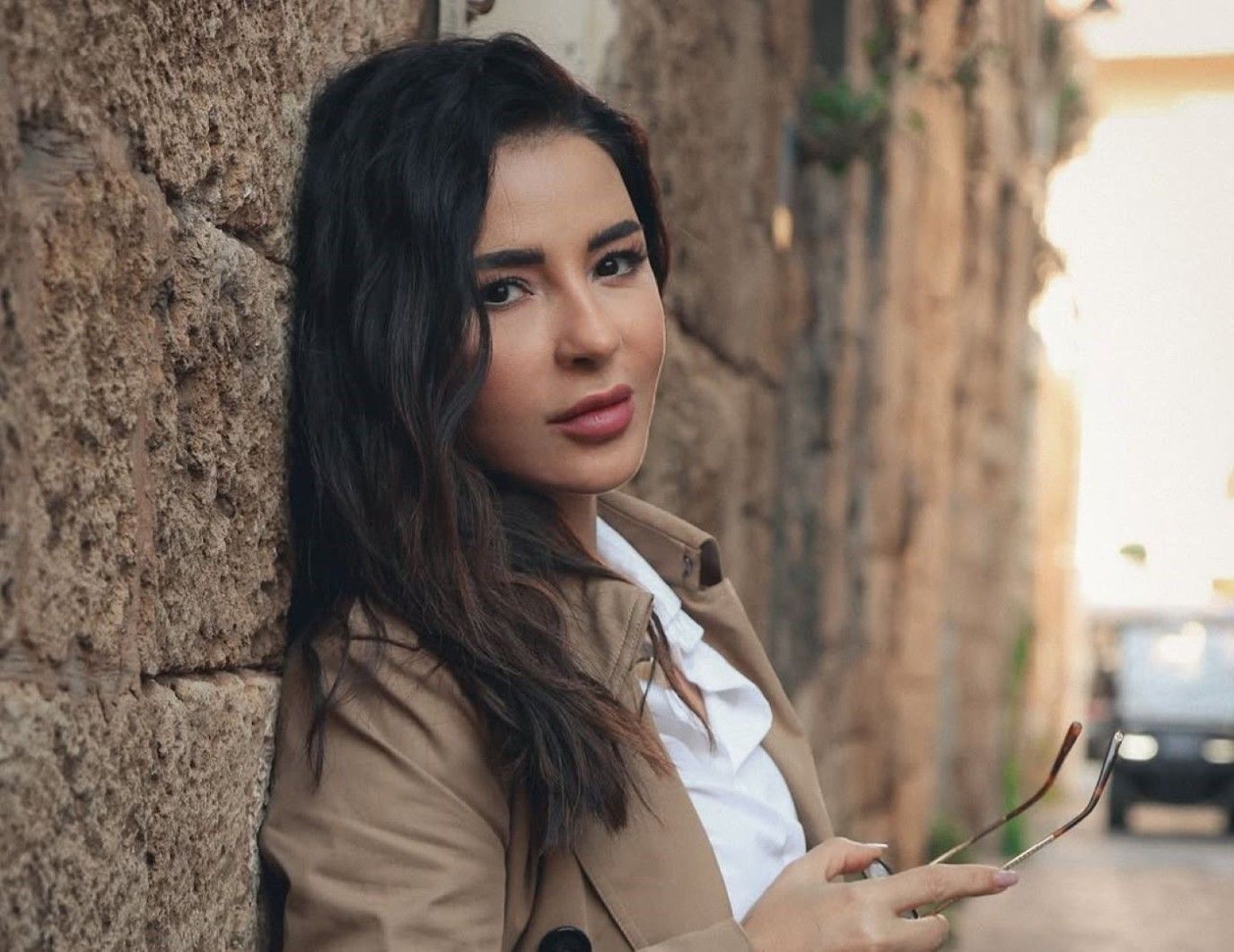 كيف تتألق ماغي بوغصن في مسلسها الرمضاني "بالدم"..تعرفي على تفاصيل إطلالتها الجمالية