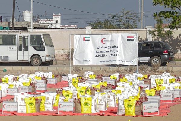 "الهلال الأحمر" تدشن برنامج المير الرمضاني لدعم الأسر المتعففة في حضرموت
