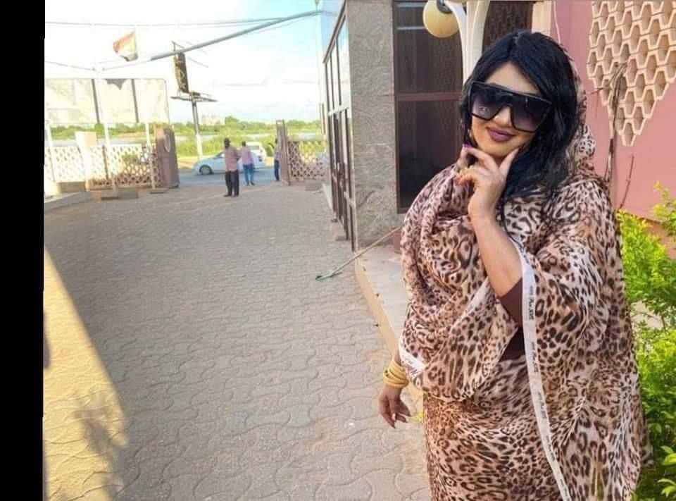 شاهد بالفيديو.. وسط سخرية الجمهور.. الفنانة عشة الجبل تغني في حفل ليلي بالنظارة الشمسية والعروس تتفاعل مع أغنياتها وتمنحها أموال النقطة بنفسها