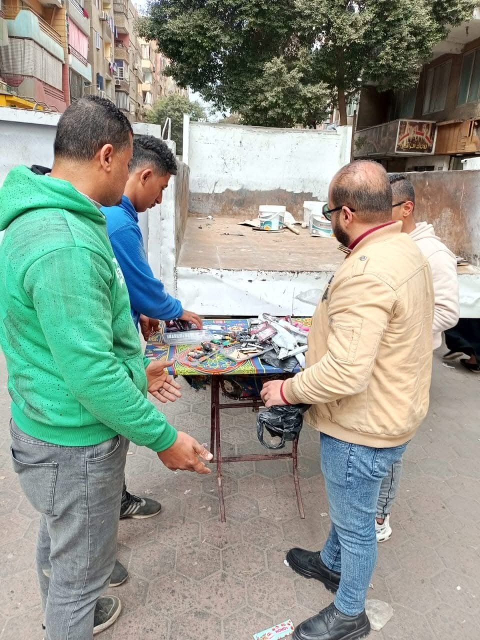 محافظة الجيزة تشن حملات لمنع بيع الألعاب النارية ومصادرتها