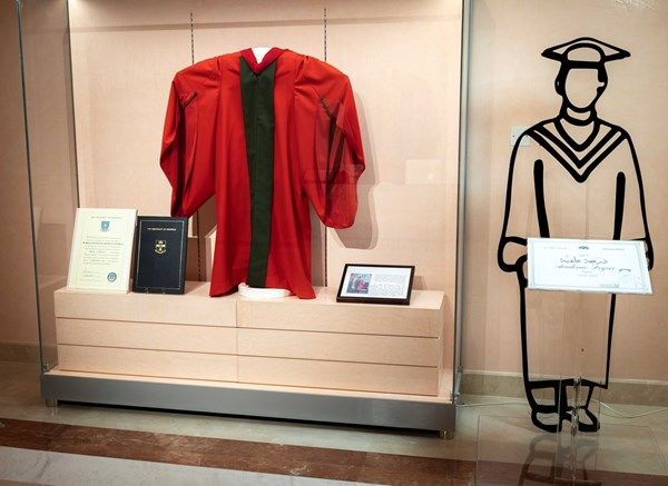 مشروع "درجة علمية" يستذكر حصول حاكم الشارقة على الدكتوراه الفخرية من جامعة شيفيلد