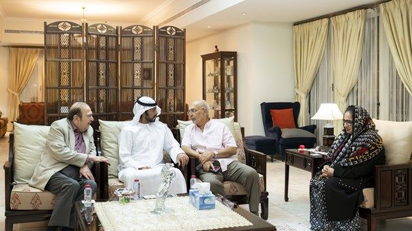 خليفة بن طحنون بن محمد يُقدِّم واجب العزاء في وفاة زوجة الدكتور جورج ماثيو