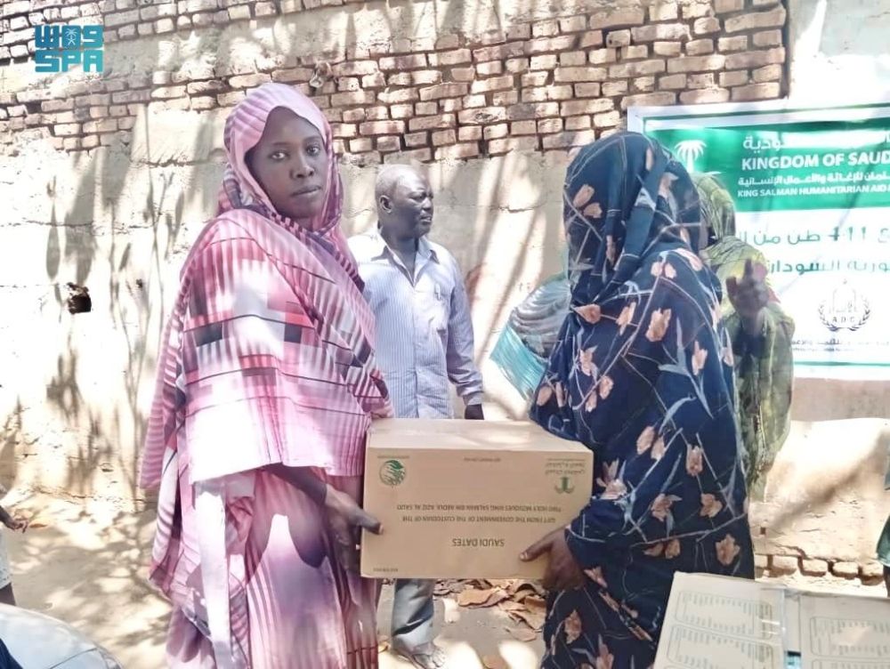 مركز الملك سلمان يوزع 20 طنًا من التمور في السودان